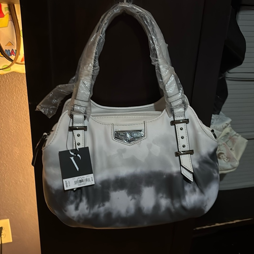 VERA WANG Cream Grey Gray Faux Leather Satchel Strap Purse Zip Tote Hand Bag/NEW